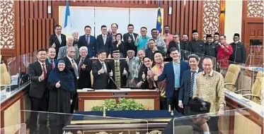  ?? ?? One for album: the elected representa­tives taking a group photo in the state assembly building.