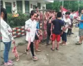  ?? ZHANG SHIJIE / CHINA NEWS SERVICE ?? Students take home pork as an award at Zhiliao Primary School in Sanjiang county in the Guangxi Zhuang autonomous region on Friday. Those who scored over 80 in their Chinese and math final exams were awarded 1 kilogram of pork. The prize has been...