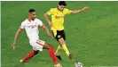  ??  ?? Dortmunds Mo Dahoud (r.) steht erst seit drei Wochen in der BVB-Stammelf.