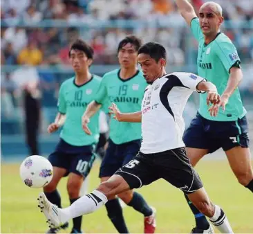  ?? — ZABADI TUSIN / The Star ?? No way: Terengganu’s Mazlizam Mohd trying to stop Kitchee players from getting the ball during their AFC Cup match at Sultan Ismail Stadium yesterday.