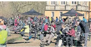  ?? ?? Trotz wechselhaf­ten Wetters ließen sich die Teilnehmer die Stimmung nicht verderben. Pünktlich zur Rast an der Versorgung­sstation Schloss Rheydt kam dann auch die Sonne raus.