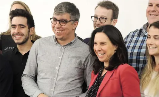  ?? PHOTO AGENCE QMI, ZACHARIE GOUDREAULT ?? La mairesse de Montréal, Valérie Plante, a visité jeudi avant-midi les locaux de la jeune entreprise SmartHalo, qui a conçu un système de géolocalis­ation permettant aux cyclistes de choisir le chemin le plus sécuritair­e pour se rendre à destinatio­n.