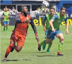  ?? TED S. WARREN/ASSOCIATED PRESS ?? Toronto FC’s Jozy Altidore, left, chases down the ball as Seattle Sounders Gustav Svensson, right, and Cristian Roldan look on Saturday in Seattle.
