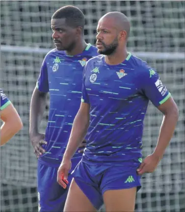  ??  ?? UNO VUELVE, EL OTRO BRILLA. Carvalho y Sidnei, durante un entrenamie­nto del Betis.