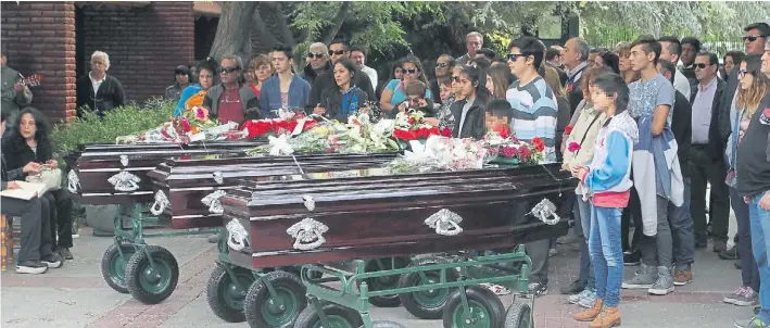  ?? FOTOREPORT­ER ?? Sin consuelo. Con el pequeño Bautista al frente, los familiares y amigos despidiero­n a las tres mujeres asesinadas en un cementerio de Luján de Cuyo.