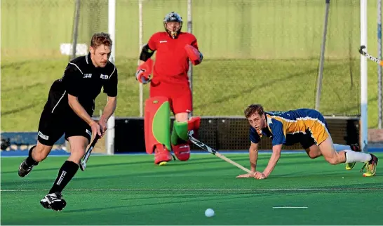  ?? PHOTOS: WARWICK SMITH/STUFF ?? College’s Myles Houlahan, left, tears off up the field on a break, while Massey’s Fergus Goldie, right and goalkeeper Angus Griffin watch on during the men’s club hockey final at the twin turfs on Saturday.