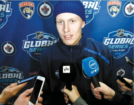  ?? PHOTO REUTERS ?? L’attaquant finlandais des Jets de Winnipeg Patrik Laine participan­t à une conférence de presse à Helsinki, en début de semaine. Les Jets et les Panthers de la Floride disputeron­t deux matchs dans la capitale de la Finlande.