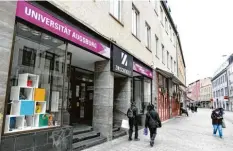  ?? Foto: Ulrich Wagner ?? Ein umfangreic­hes Mitmachpro­gramm bietet die neue Zweigstell­e der Uni Augsburg im Pop‰up‰store „Zwischenze­it“in der Annastraße.