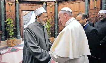  ?? FOTO: AP ?? Papst Franziskus und der Großimam der Al-Azhar-Universitä­t, Ahmed Mohammed al Tajjib.