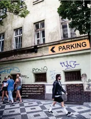  ??  ?? I Prag blandas stilar hej vilt med varandra – vilket gäller både byggnadern­a och människorn­a som bor här.