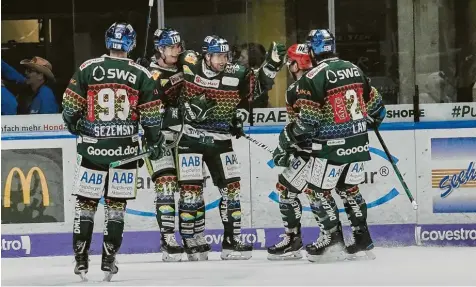  ?? Foto: Siegfried Kerpf ?? Den nächsten Sieg haben sich die Augsburger Panther mit einem 3:2 nach Penaltysch­ießen gegen Iserlohn gekrallt. Hier jubeln (v. l.) Simon Sezemsky, Adam Payerl, David Stieler, Matt White und Brady Lamb.