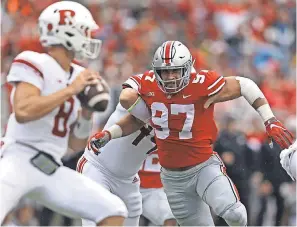  ?? AARON DOSTER/USA TODAY SPORTS ?? Ohio State’s Nick Bosa closes on Rutgers quarterbac­k Artur Sitkowski on Saturday in Columbus, Ohio.