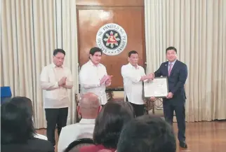  ?? ARJAY L. BALINBIN ?? DITO’s Dennis A. Uy (right) during July 2019’s awarding of the permit to operate.