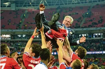  ?? Archivbild: Andy Rain/EPA/dpa ?? Wenn es nach den Bayern geht, soll es am Ende dieser Saison wieder so aussehen: Im Mai 2013 feierte der Klub mit dem dama ligen und heutigen Trainer Jupp Heynckes den Gewinn der Champions League.