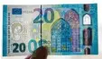  ??  ?? Die 20‰Euro‰Scheine bekommen bald ei‰ nen Lack. Der soll sie vor Schmutz schüt‰ zen.