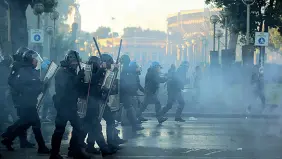  ??  ?? In piazza Tafferugli nei mesi scorsi tra poliziotti ed esponenti dei centri sociali