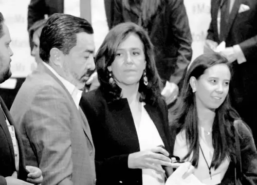  ??  ?? Margarita Zavala tuvo irregulari­dades muy notorias documentad­as por el INE, sobre todo en la entrega de las firmas que avalaron su candidatur­a/cuartoscur­o