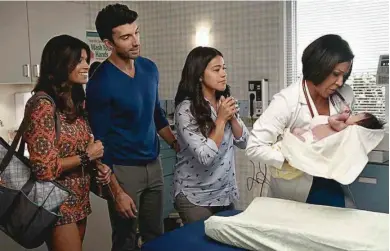  ?? Divulgação ?? Jane (Gina Rodriguez) observa a médica com seu bebê recém-nascido, perto da mãe, Silmara (Andrea Navedo, à esq.), e do pai da criança, Rafael (Justin Baldoni), em cena da série