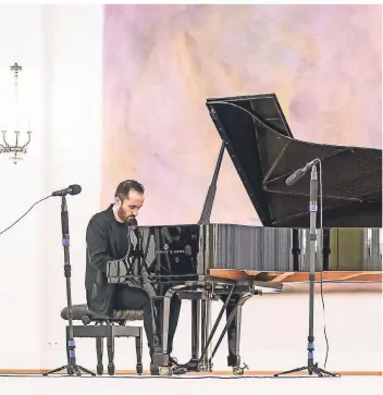  ?? FOTO: DPA ?? Der Pianist Igor Levit spielt sein täglich per Twitter live gestreamte­s Hauskonzer­t während der Corona-Krise einmalig im großen Saal von Schloss Bellevue – ohne Publikum.