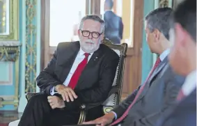  ?? ?? El nuevo embajador de Venezuela en Paraguay, Ricardo Capella (izq.), conversa con el presidente Santiago Peña (c). Fue ayer en Palacio de López.