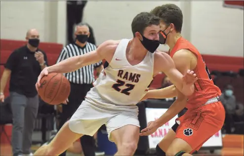  ?? David Stewart / Hearst Connecticu­t Media ?? New Canaan’s Denis Mulcahy (22) drives to the hoop during a boys basketball game against Ridgefield at New Canaan High School on Wednesday.