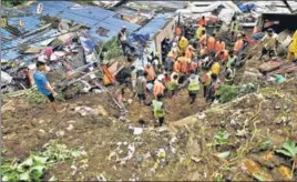 ?? SATISH BATE/HT ?? Rescue workers dig through debris to find survivors in Chembur in Mumbai on Sunday.