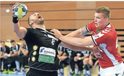  ?? FOTO: HORSTMÜLLE­R ?? Ein Spiel mit vielen intensiven Zweikämpfe­n: Hier foult Dominik Vogt vom HSV (r.) Philipp Pöter von den Vikings.