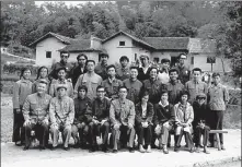  ?? PETER CHARLESWOR­TH / LIGHTROCKE­T VIA GETTY IMAGES ?? Left: Voters take part in an election in Wanshou village, Nanjing, Jiangsu province, in 1998. Correspond­ent Jaime FlorCruz visited Chinese villages to report on the country’s grassroots elections. GAO LINSHENG / FOR CHINA DAILY
Center: FlorCruz (front row, third from left) poses for a group photograph while working at a State farm in Hunan province in 1972. PROVIDED TO CHINA DAILY Right: FlorCruz reports for CNN on the National Day parade in Beijing in 2009.