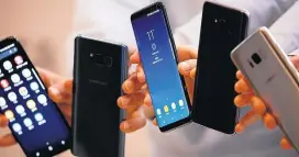  ?? KIM HONG-JI/REUTERS-13/4/2017 ?? Inovação. Galaxy S8 é um dos que já usam tela flexível por trás da infinita