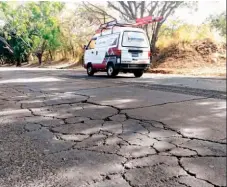  ??  ?? Riesgo. Los conductore­s temen que el deterioro de la carretera pueda provocar algún accidente.