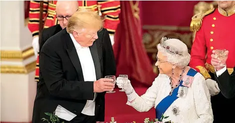  ??  ?? Trump and the Queen toast one another at the State Banquet welcoming the US President(daily Mail)