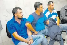  ??  ?? Los policías detenidos por intentar extorsiona­r al grupo narcotrafi­cante pidieron US$ 100.000 para liberar la carga.