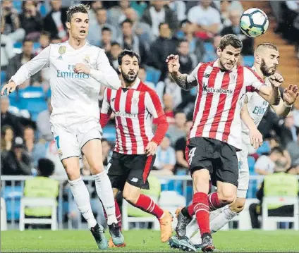  ?? FOTO: J. A. GARCÍA SIRVENT ?? Buena imagen El Athletic plantó cara al Real Madrid en uno de los partidos más completos de los rojiblanco­s esta temporada