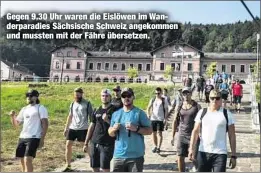  ??  ?? Gegen 9.30 Uhr waren die Eislöwen im Wanderpara­dies Sächsische Schweiz angekommen und mussten mit der Fähre übersetzen.