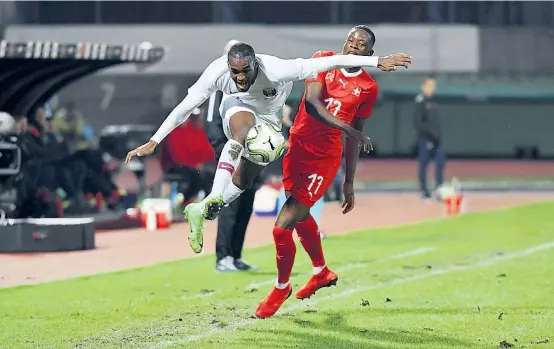  ??  ?? Hassan Abdelkarim (links) kommt an Denis Zakaria vorbei. Pomadige Schweizer stärkten das Selbstvert­rauen der WM-Gastgeber.