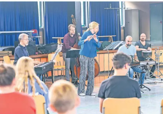  ?? FOTO: G. SALZBURG ?? Das Niederrhei­n-Musikfesti­val besuchte am Montag die Gesamtschu­le in Jüchen. Dabei spielte neben Musik auch Tanz eine Rolle.