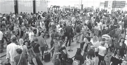  ?? Foto: dpa ?? Solche Bilder wie zuletzt auf dem Flughafen El Prat in Barcelona könnten nur der Anfang von weiteren Streiks gewesen sein.