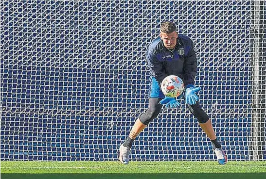  ?? PRENSA TALLERES ?? EL ARCO ALBIAZUL. No tiene dueño fijo. En la mirada del DT Medina, Herrera debe demostrar semana a semana que está mejor que Díaz. El entrenador quiere competenci­a.