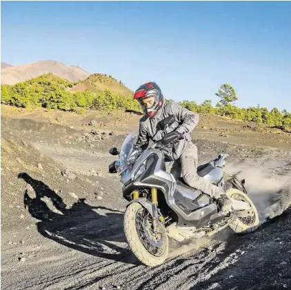  ?? HONDA ?? Roller oder Enduro? Nein, der Honda X-ADV ist ein echter Crossover auf zwei Rädern und bietet fast unbegrenzt­en Spass.