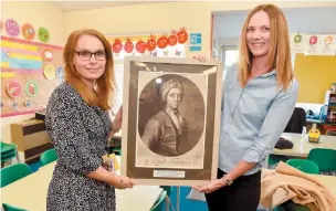  ?? ?? Julie Jones from The Polehampto­n Charity (right) gifting the painting to Jenny Scott, head of Polehampto­n Infants School. Ref:134968-2