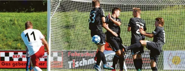  ?? Foto: Walter Brugger ?? Nur so ist es auch in Zukunft erlaubt: Es stehen lediglich Spieler der abwehrende­n Mannschaft in der Mauer.