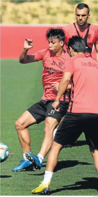  ?? LALIGA ?? Diego Carlos, Óliver Torres, Nolito y Joan Jordán, en un rondo.