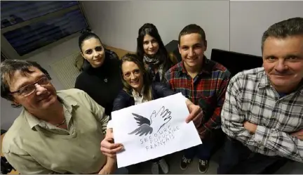  ?? (Photo Adeline Lebel) ?? Yohan, Blandine, Gaëlle et Ambre encadrés de leurs tuteurs. Ensemble, ils préparent une « Soirée des talents solidaire ».