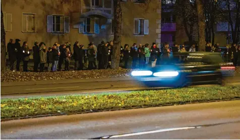  ?? Foto: Lino Mirgeler, dpa (Archiv) ?? Menschen stehen wenige Tage nach der Tat mit Kerzen bei einer Mahnwache an der Fürstenrie­der Straße. Ein Raser hatte dort einen Jugendlich­en im November 2019 mit sei‰ nem Auto erfasst. Der 14‰Jährige starb noch am Unfallort.