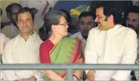  ?? SONU MEHTA / HT ?? Sonia Gandhi talks to Kuldeep Bishnoi who merged his party in the Congress on Thursday, as Rahul Gandhi looks on.
