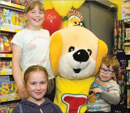  ??  ?? Ciara, Katie and Eoghan Murphy from Ballywilli­am at the official opening of Toymaster Deegans shop.