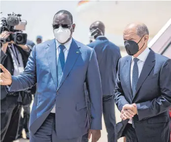  ?? FOTO: MICHAEL KAPPELER/DPA ?? Bundeskanz­ler Olaf Scholz (rechts, SPD), wird von Macky Sall, Präsident der Republik Senegal mit militärisc­hen Ehren am Flughafen begrüßt.