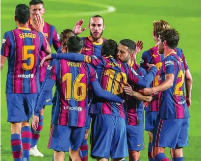  ?? AP ?? Messi recibe la felicitaci­ón después de uno de los dos tantos que marcó al Getafe