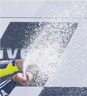  ??  ?? La festa di Valentino Rossi, 34 anni, sul podio di Assen
(Ap). A sinistra, il pesarese incoraggia il compagno di squadra Jorge Lorenzo, 26, prima della corsa