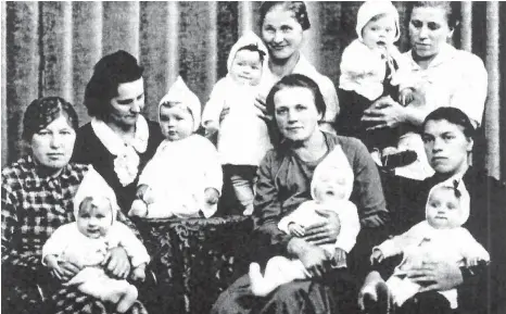  ?? FOTO: PRIVATSAMM­LUNG ROSWITHA JEHLE ?? Gruppenbil­d mit Kindern: Slowenisch­e Mütter im Lager Kellenried.